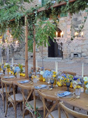 Cena privada frente al antiguo portal de la finca mallorquina