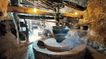 Moulin à huile Moulin à huile qui conserve toutes ses pièces d'origine. Vous pouvez y déguster un apéritif de bienvenue, un dessert, un café ou une boisson.