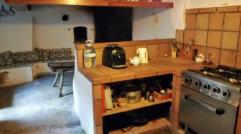 Sa Cuina dets Amos
La estancia nos lleva al recuerdo de la vida y el trabajo en el campo. Una gran chimenea con su tradicional campana de obra delimita un escalfapanxes y la puerta de un horno de leña de considerable tamaño.
Antiguamente era el espacio donde se hacía más vida: cocinar, comer, coser, pasar una velada...
Espacio multifuncional que conserva todos los detalles y en el que, a su vez, se han introducido elementos modernos necesarios para hacerlo operativo. Ideal para pequeños grupos en caso de mal tiempo o para instalar el bufet.