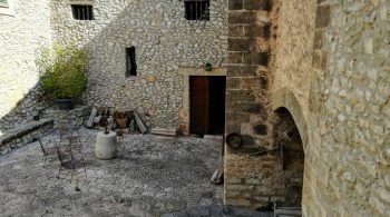 Sa Clastra Cour intérieure d'environ 120 m², à l'abri du vent et du froid en hiver. L’endroit permet à la fois le montage des tables, la réception des invités ou l'espace de fête et l’installation des chaises pour la célébration de la cérémonie.