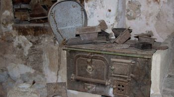 La tradición
La finca tiene espacios que recogen elementos de labores tradicionales como l’estable vell, un espacio enigmático donde cada detalle te transportará siglos atrás. Otros elementos etnológicos como el horno de leña, l’era de batre, la casa del carbonero, el horno de cal, el aljibe.... todos ellos nos muestran cómo vivían y trabajaban antiguamente.