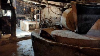 Moulin à huile Moulin à huile qui conserve toutes ses pièces d'origine. Vous pouvez y déguster un apéritif de bienvenue, un dessert, un café ou une boisson.